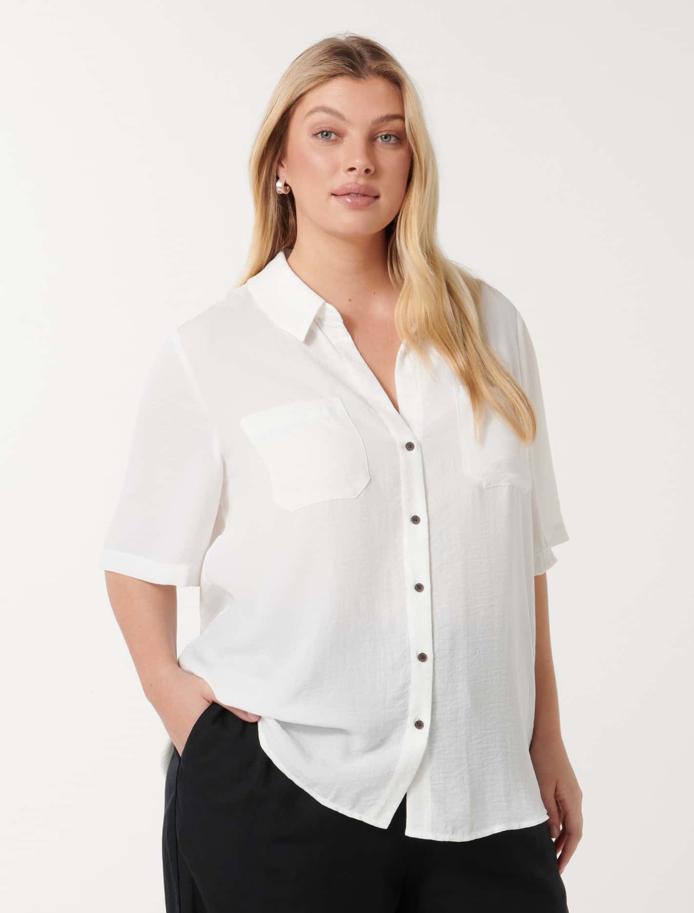 Forever New Women's Esther Curve Plus Size Short Sleeve Shirt in Porcelain