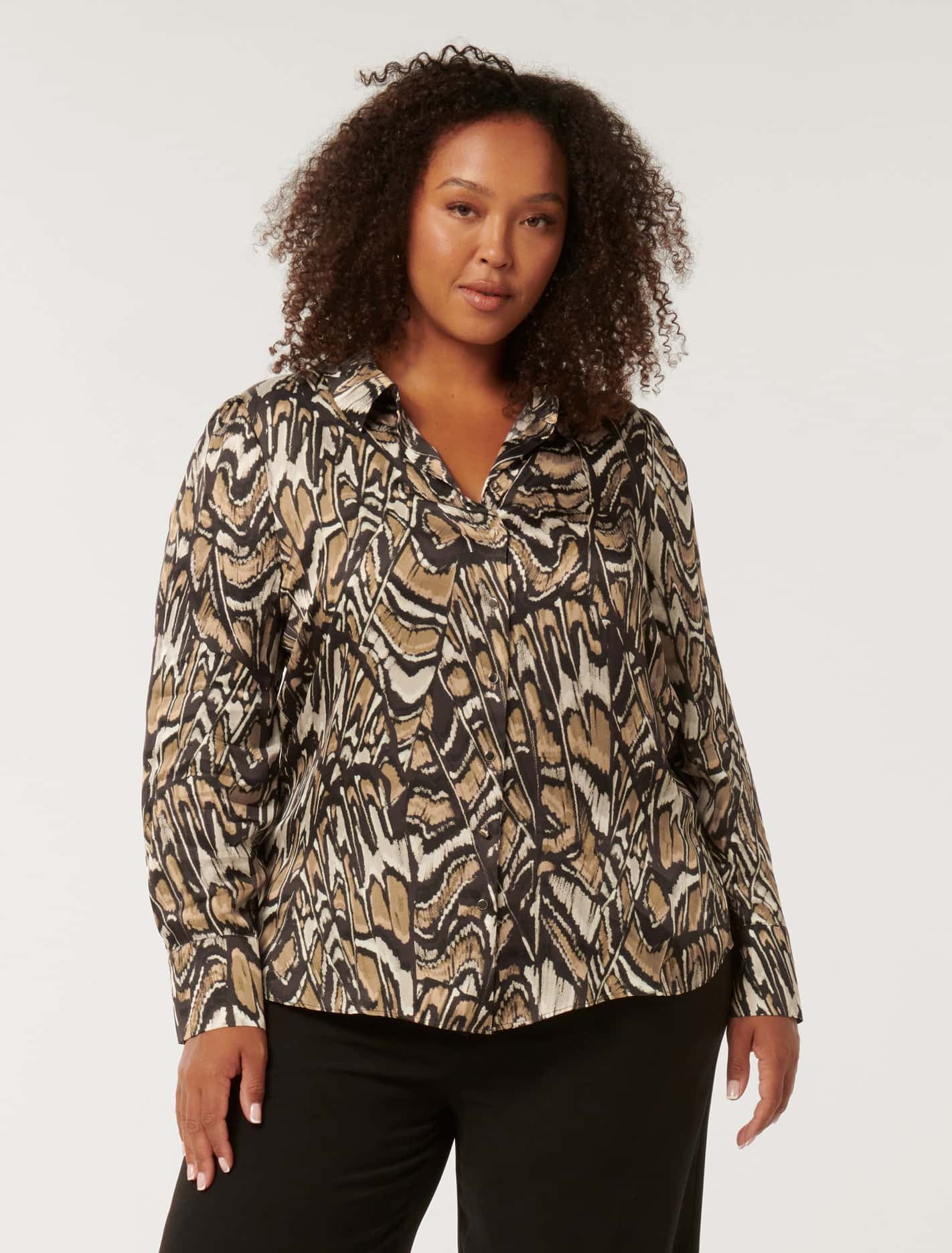 Forever New Women's Lila Curve Plus Size Longline Shirt in Kelba Texture